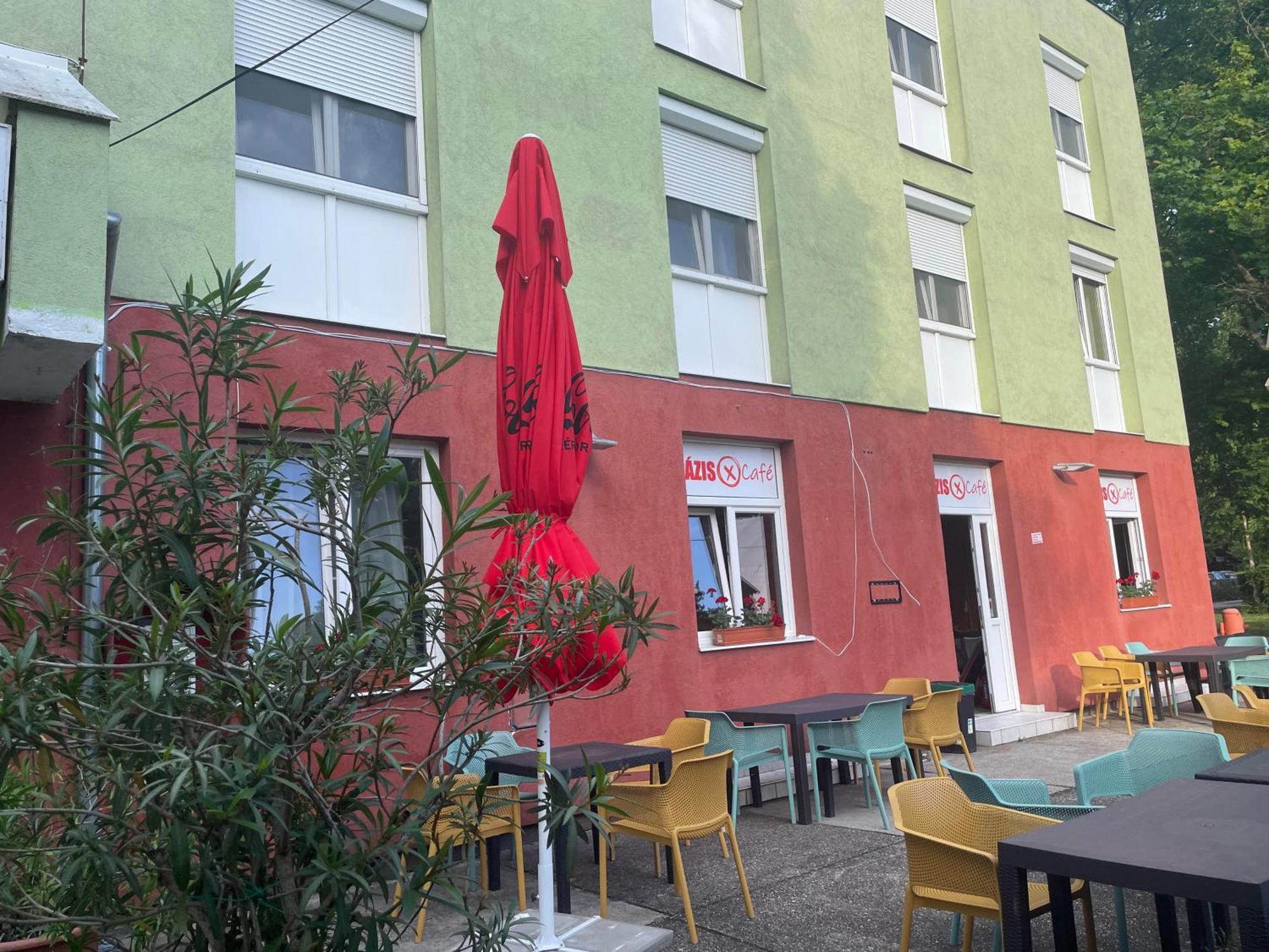 Hotel Tifani Szallo à Balatonlelle Extérieur photo