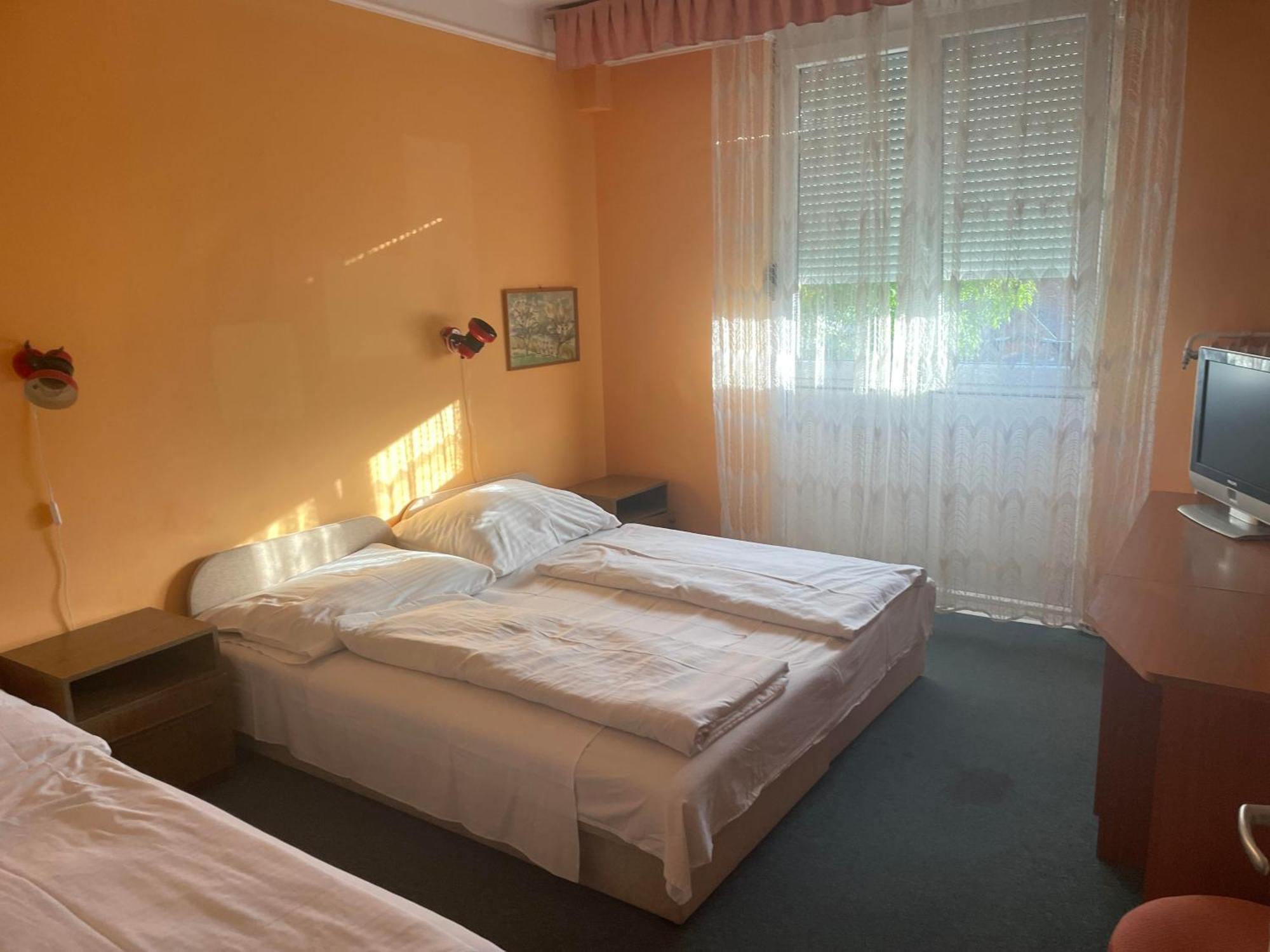 Hotel Tifani Szallo à Balatonlelle Extérieur photo