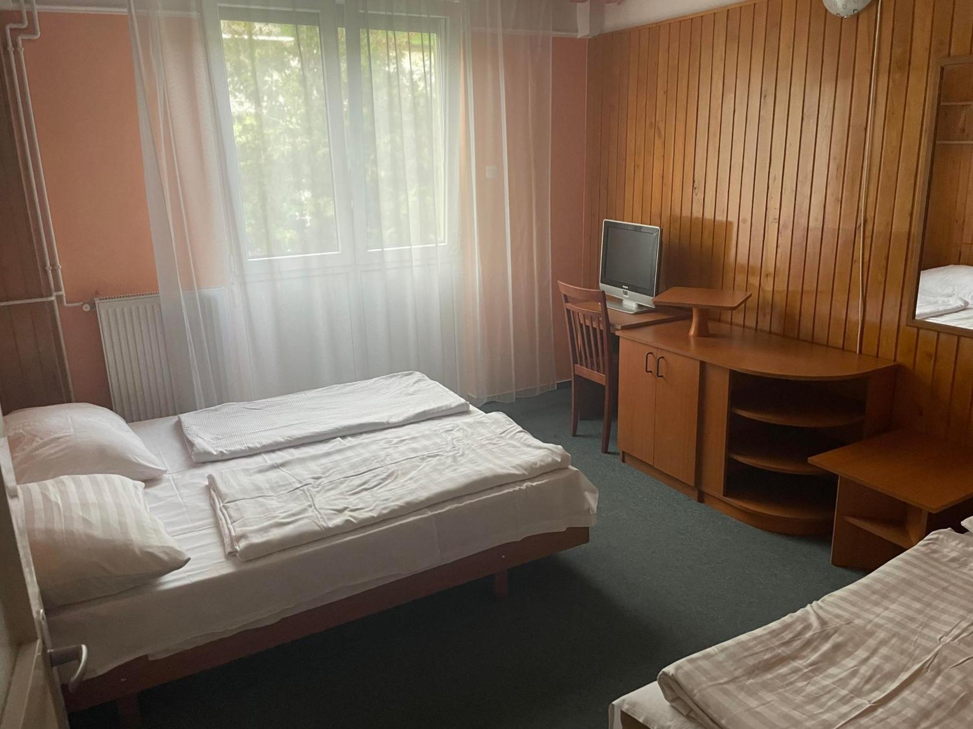 Hotel Tifani Szallo à Balatonlelle Extérieur photo