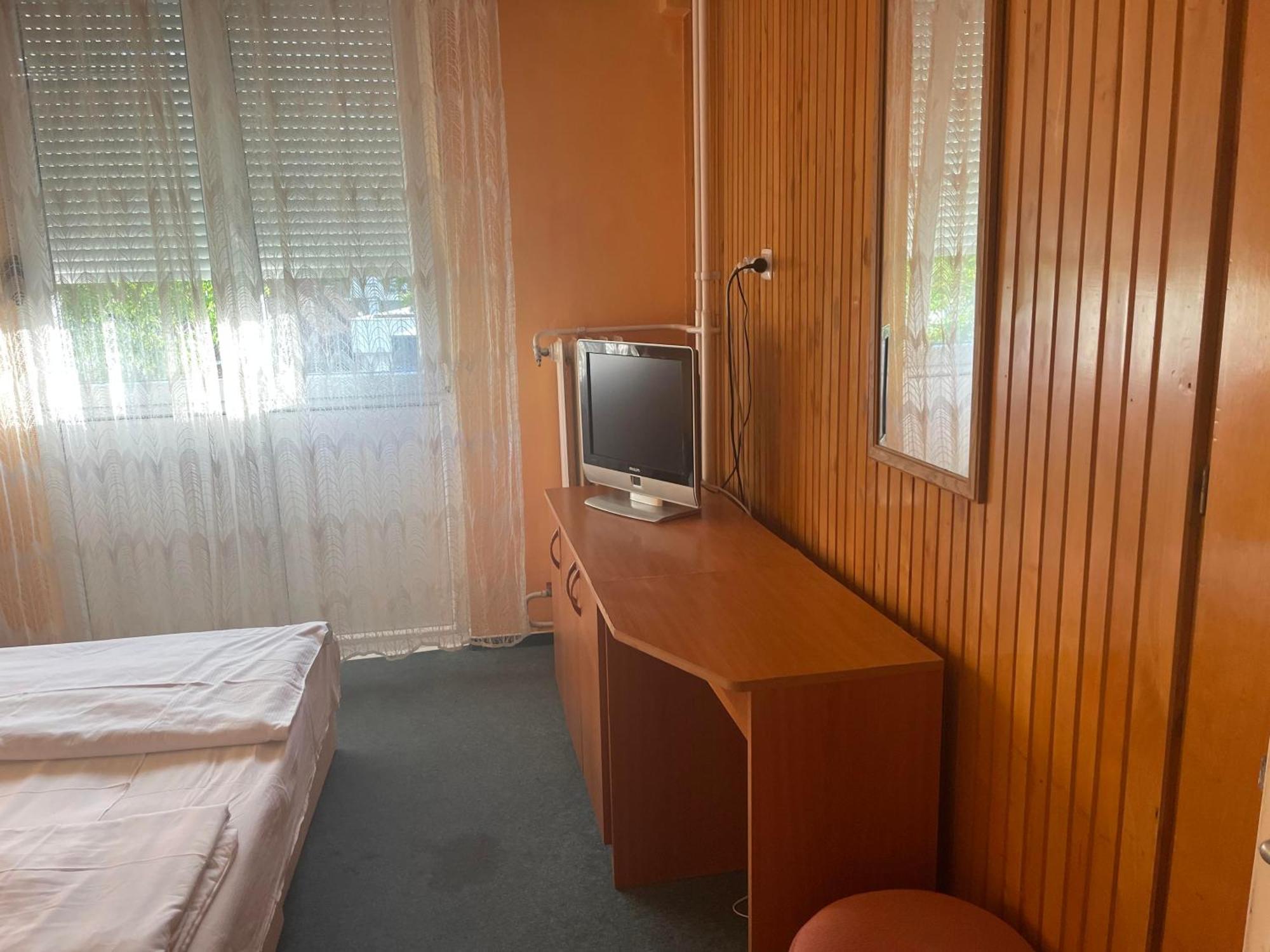 Hotel Tifani Szallo à Balatonlelle Extérieur photo