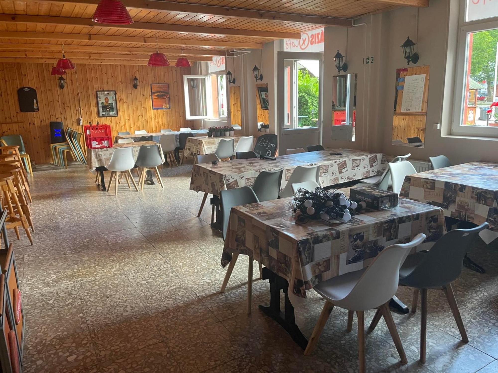Hotel Tifani Szallo à Balatonlelle Extérieur photo
