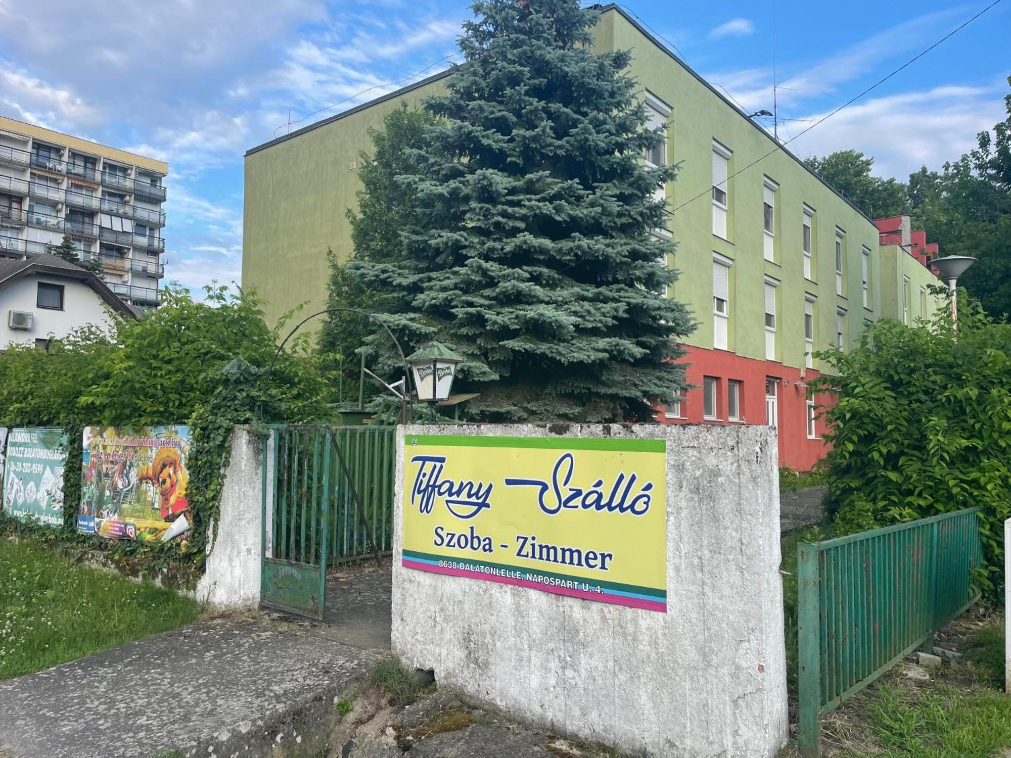 Hotel Tifani Szallo à Balatonlelle Extérieur photo