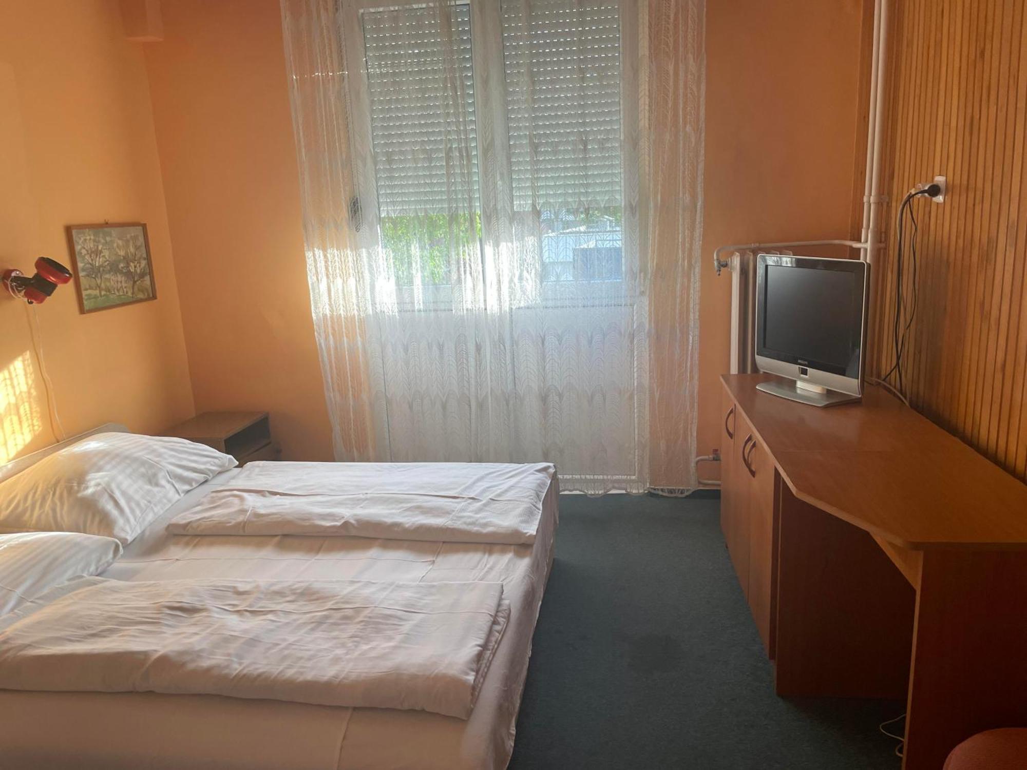 Hotel Tifani Szallo à Balatonlelle Extérieur photo
